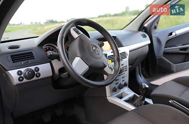 Хэтчбек Opel Astra 2010 в 