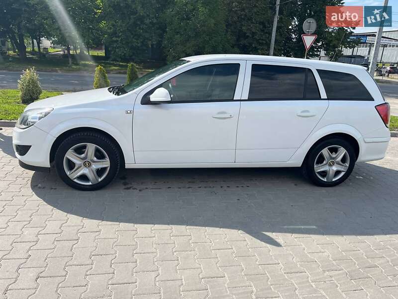 Універсал Opel Astra 2012 в Тернополі