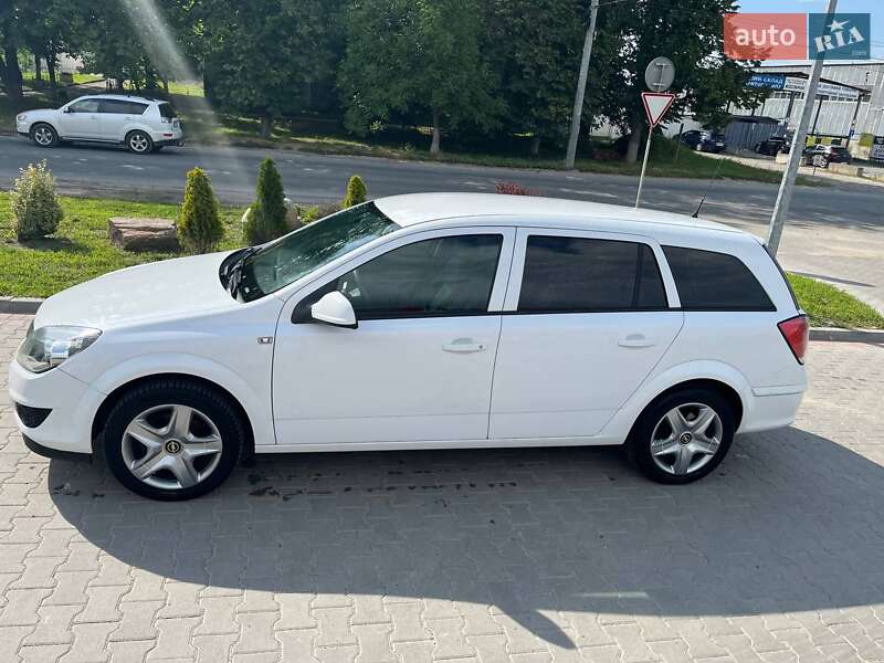 Універсал Opel Astra 2012 в Тернополі