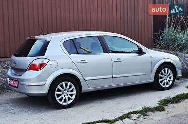 Хэтчбек Opel Astra 2004 в 