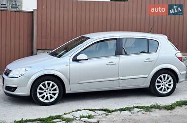 Хэтчбек Opel Astra 2004 в 