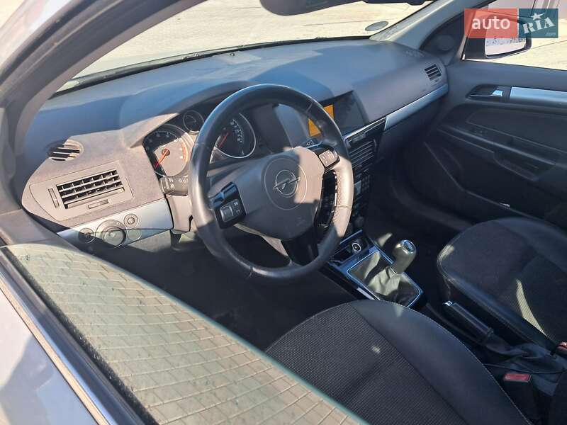 Універсал Opel Astra 2010 в Хусті