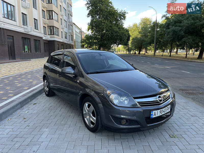 Хэтчбек Opel Astra 2012 в 