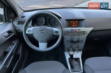Хэтчбек Opel Astra 2012 в 