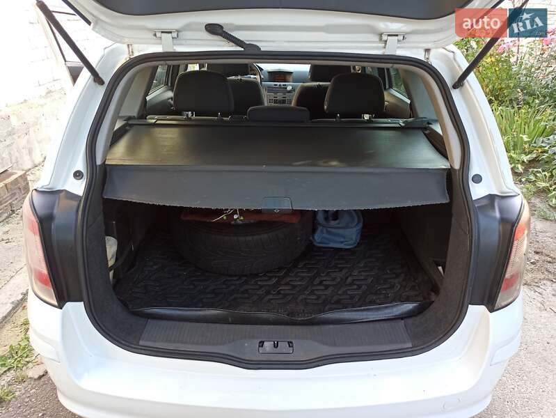 Универсал Opel Astra 2012 в Чернигове