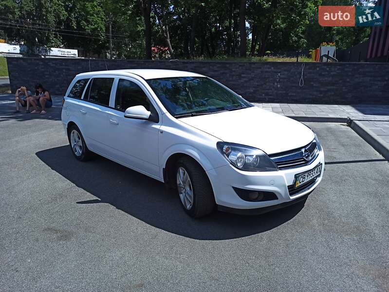 Универсал Opel Astra 2012 в Чернигове