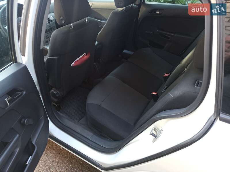 Универсал Opel Astra 2012 в Чернигове