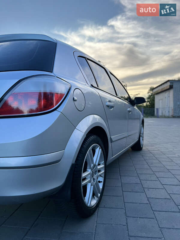 Хетчбек Opel Astra 2006 в Горішніх Плавнях