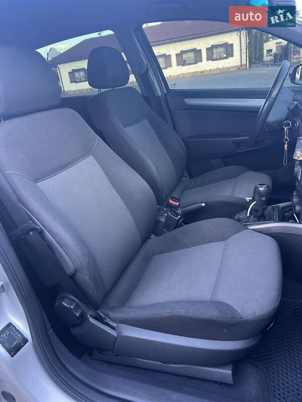 Хетчбек Opel Astra 2006 в Горішніх Плавнях