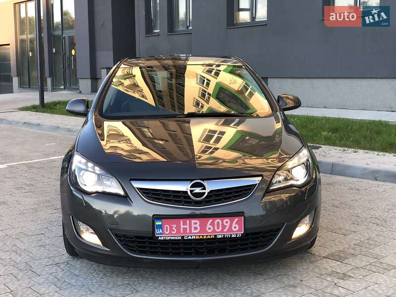 Хэтчбек Opel Astra 2012 в Львове