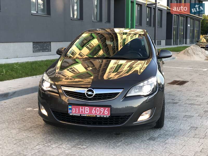 Хэтчбек Opel Astra 2012 в Львове