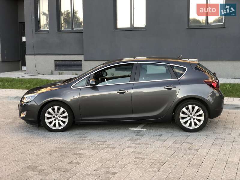 Хэтчбек Opel Astra 2012 в Львове