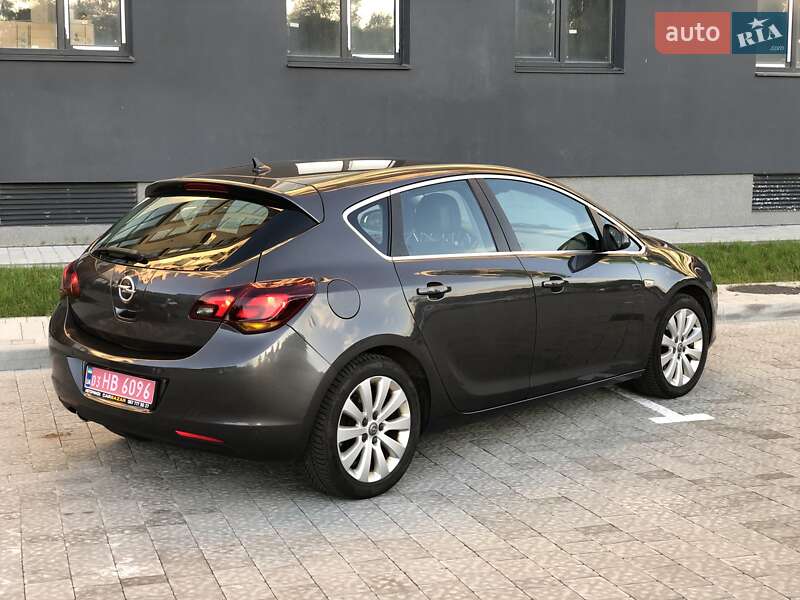 Хэтчбек Opel Astra 2012 в Львове