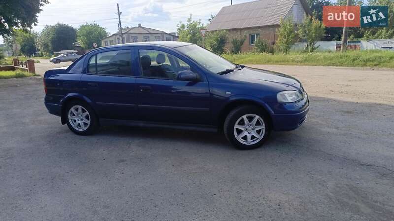 Седан Opel Astra 2005 в Путивле