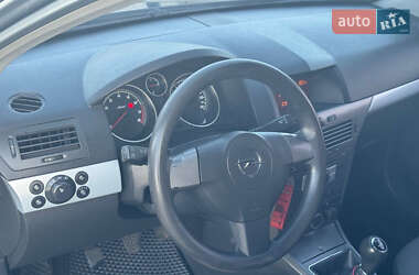 Хэтчбек Opel Astra 2005 в 