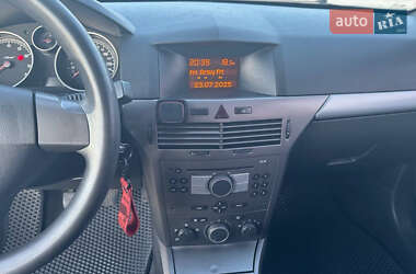 Хэтчбек Opel Astra 2005 в 