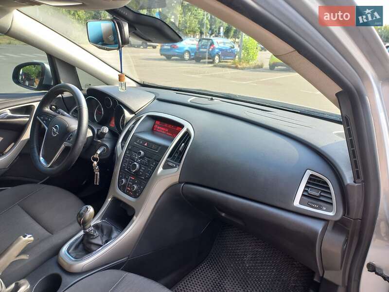Универсал Opel Astra 2011 в Киеве