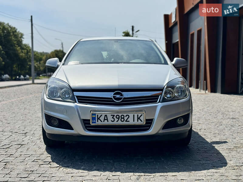 Хэтчбек Opel Astra 2013 в Киеве