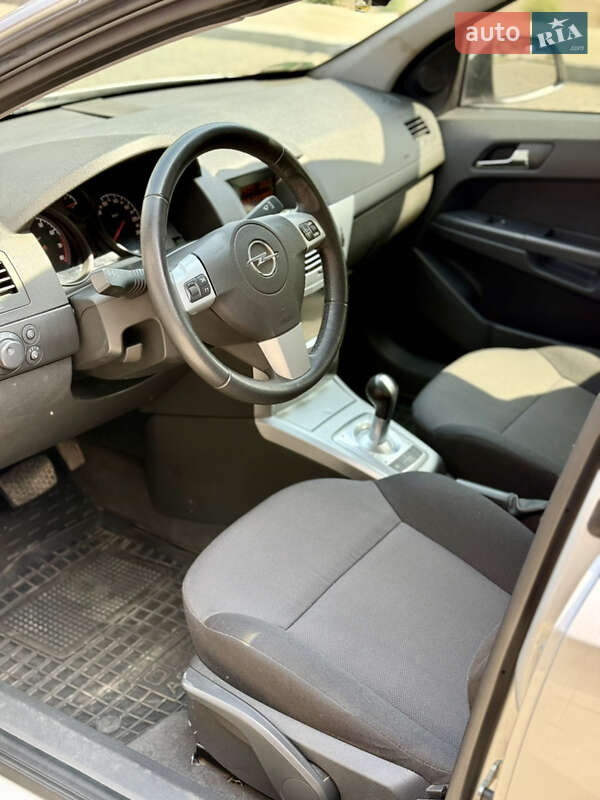 Хэтчбек Opel Astra 2013 в Киеве
