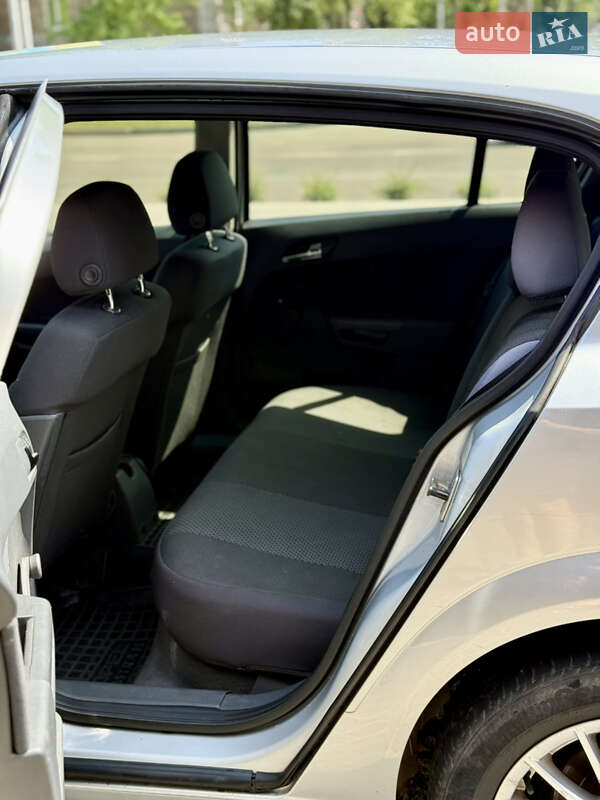 Хэтчбек Opel Astra 2013 в Киеве