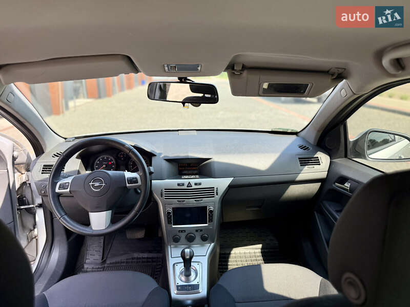 Хэтчбек Opel Astra 2013 в Киеве