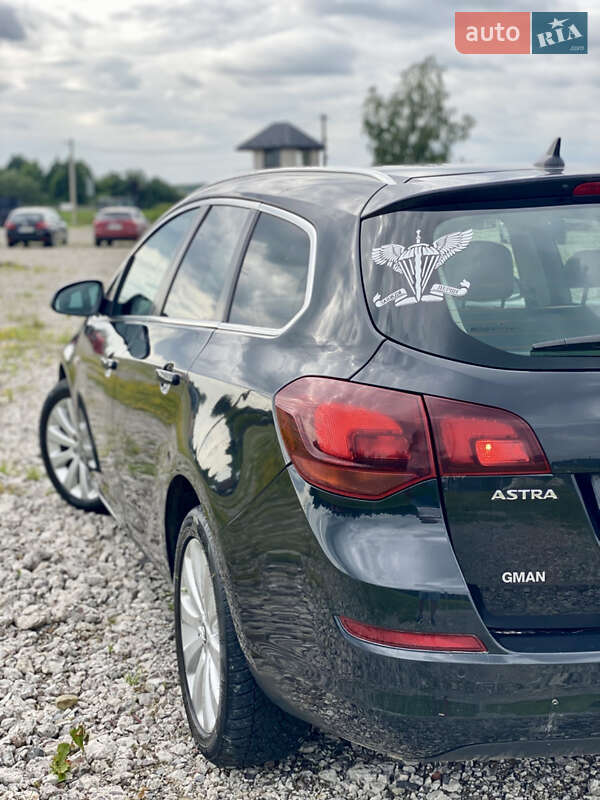 Універсал Opel Astra 2011 в Новояворівську