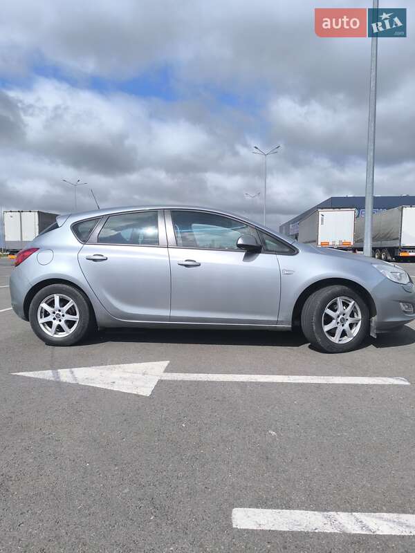 Хетчбек Opel Astra 2011 в Львові