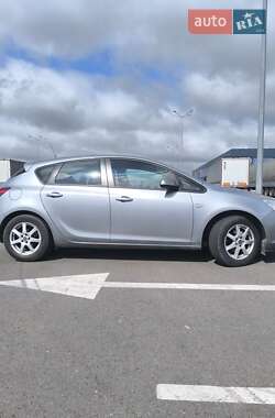Хетчбек Opel Astra 2011 в 