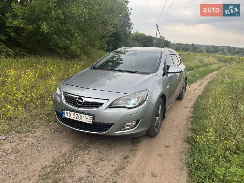 Универсал Opel Astra 2011 в 