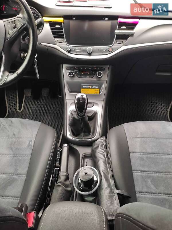 Универсал Opel Astra 2018 в Новояворовске