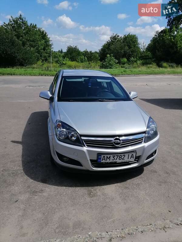 Opel Astra 2011 Opel Astra 2011