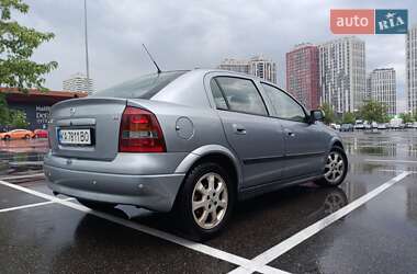 Хэтчбек Opel Astra 2004 в 