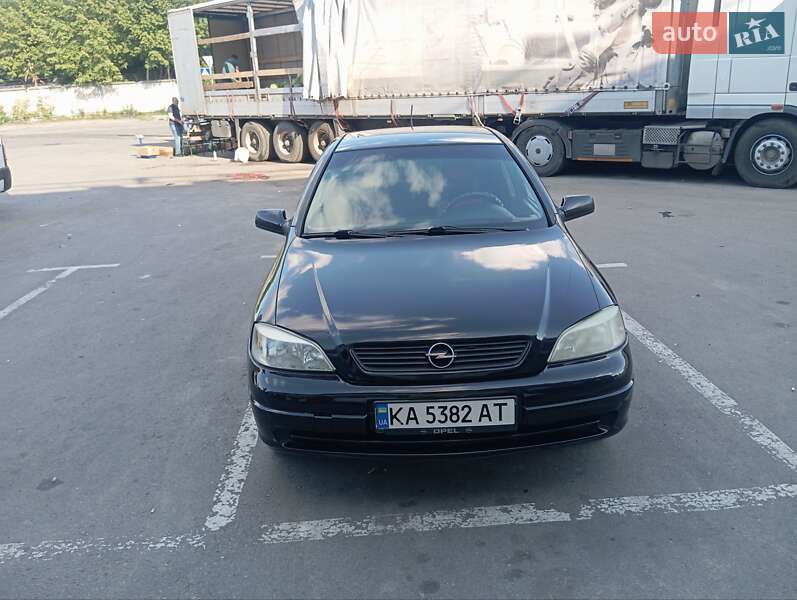 Седан Opel Astra 2004 в 
