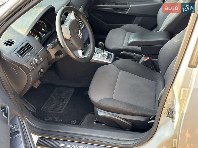 Хэтчбек Opel Astra 2012 в Черновцах