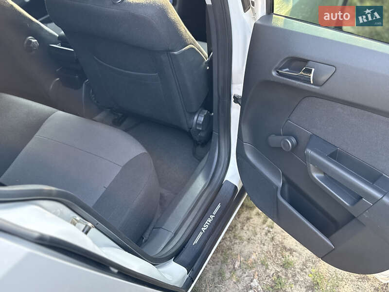 Хэтчбек Opel Astra 2012 в Черновцах