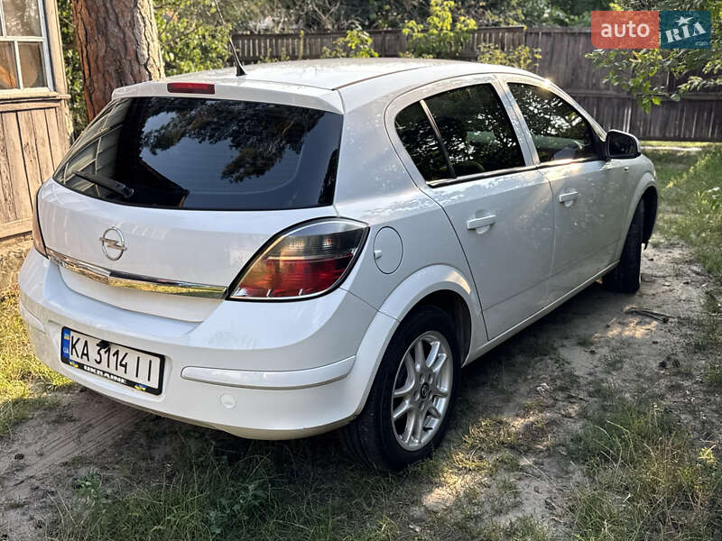 Хэтчбек Opel Astra 2012 в Черновцах