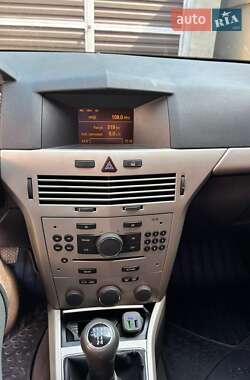 Хэтчбек Opel Astra 2007 в 