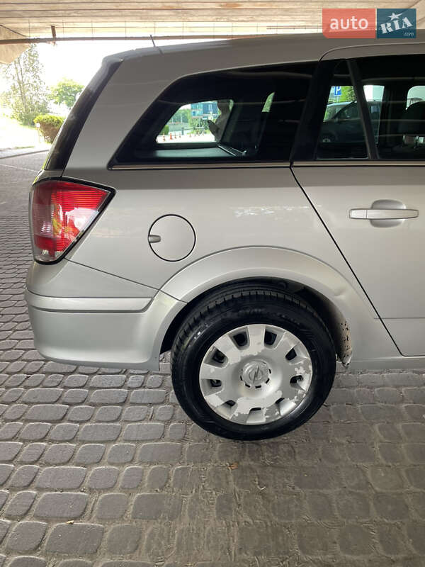 Універсал Opel Astra 2010 в Львові