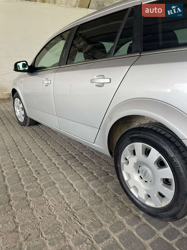 Універсал Opel Astra 2010 в Львові