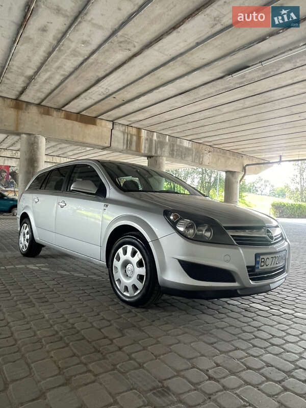 Універсал Opel Astra 2010 в Львові