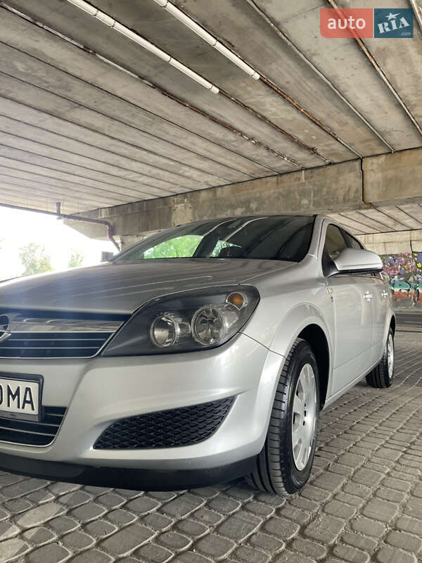 Універсал Opel Astra 2010 в Львові