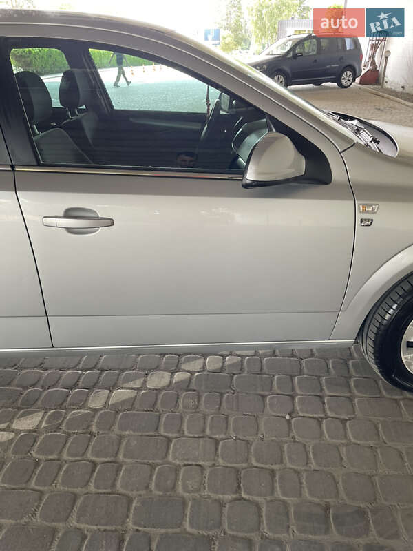 Універсал Opel Astra 2010 в Львові