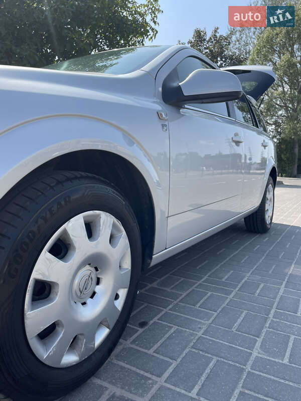 Універсал Opel Astra 2010 в Львові