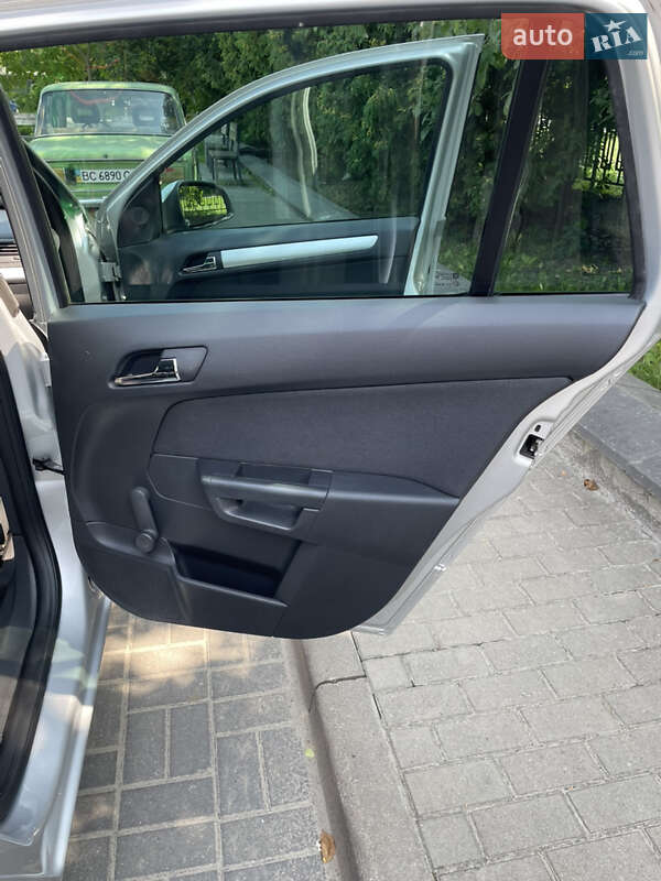 Універсал Opel Astra 2010 в Львові