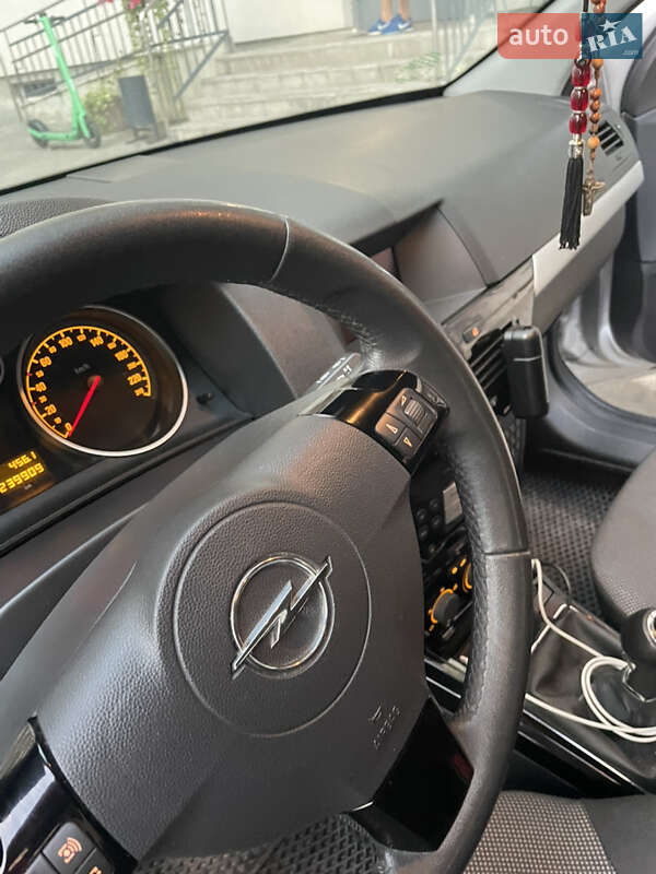 Універсал Opel Astra 2010 в Львові