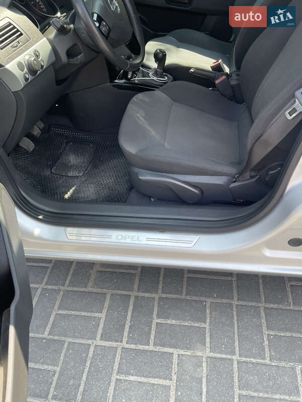 Універсал Opel Astra 2010 в Львові