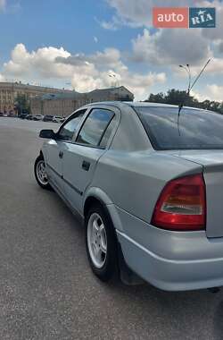 Седан Opel Astra 2004 в 