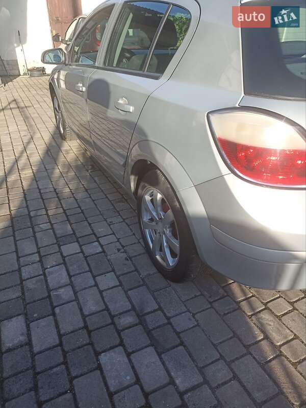 Хэтчбек Opel Astra 2006 в Ровно