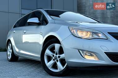 Универсал Opel Astra 2012 в 