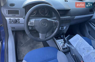 Хэтчбек Opel Astra 2005 в 